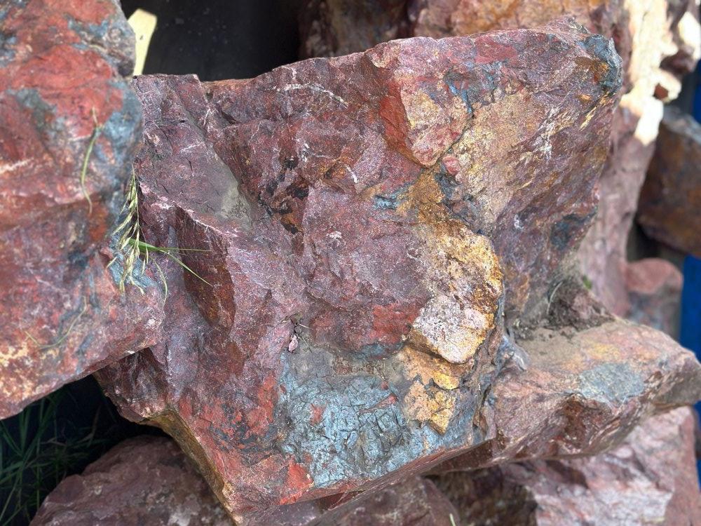 Камни для ландшафтного дизайна красно-фиолетовые 10-60 килограмм купить в Красноуральске