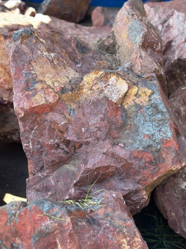 Камни для ландшафтного дизайна красно-фиолетовые 10-60 килограмм купить в Красноуральске