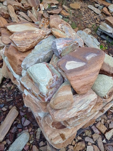 Златолит жёлтый, жёлто-зелёный глыбки и валуны для ланшафтного дизайна купить в Красноуральске