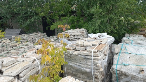 Плитняк галтованный гранитный для ландшафтного дизайна купить в Красноуральске