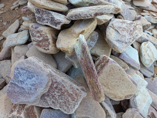 Златолит жёлтый, жёлто-зелёный глыбки и валуны для ланшафтного дизайна купить в Красноуральске