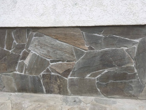 Плитняк златолит Уральский для цоколя, отмостки купить в Красноуральске