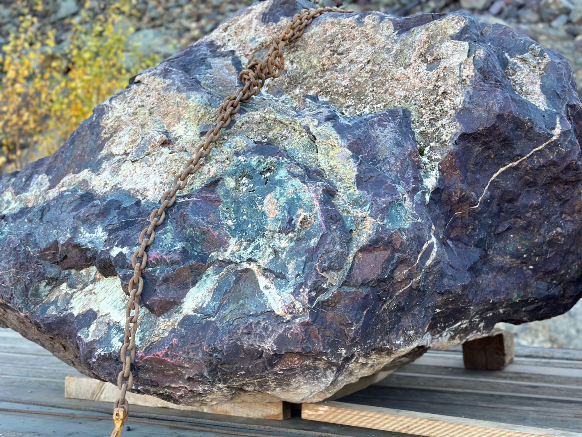 Огромные красно-фиолетовые валуны для ландшафтного дизайна весом более 5 тонн купить в Красноуральске