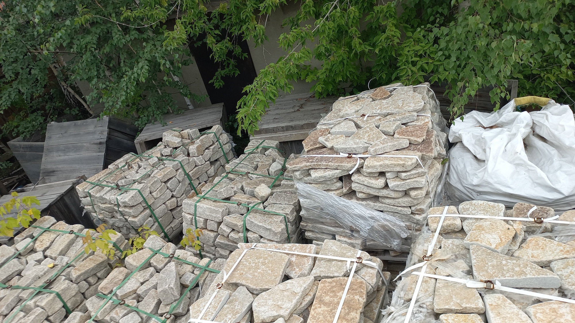 Плитняк гранитный галтованный купить в Красноуральске