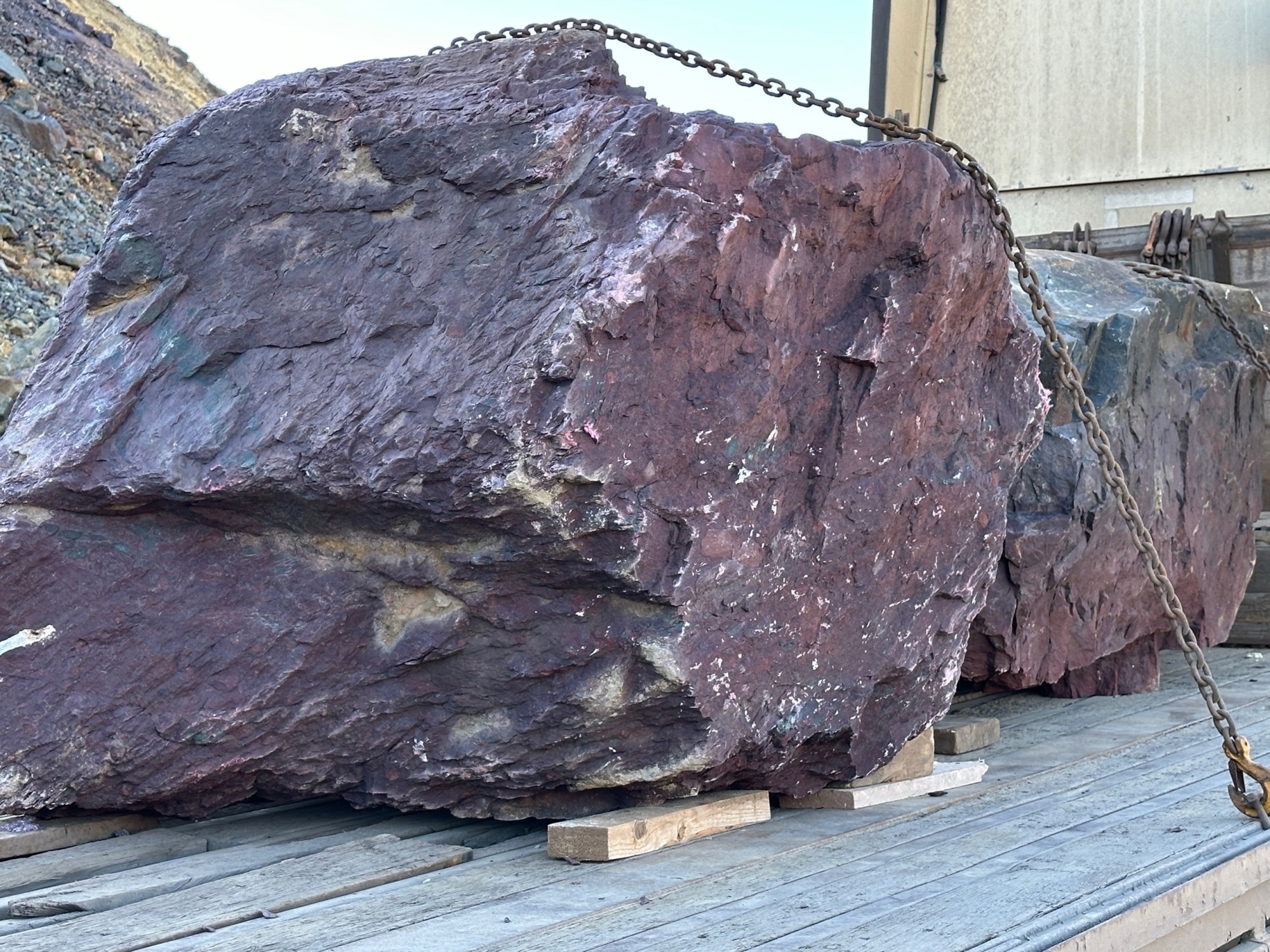 Огромные красно-фиолетовые валуны для ландшафтного дизайна весом более 5 тонн купить в Красноуральске