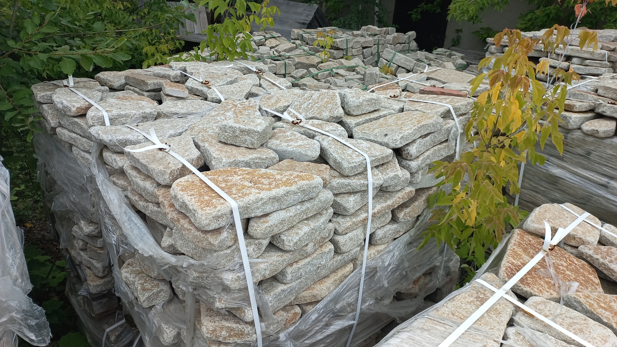 Плитняк галтованный гранитный для ландшафтного дизайна купить в Красноуральске