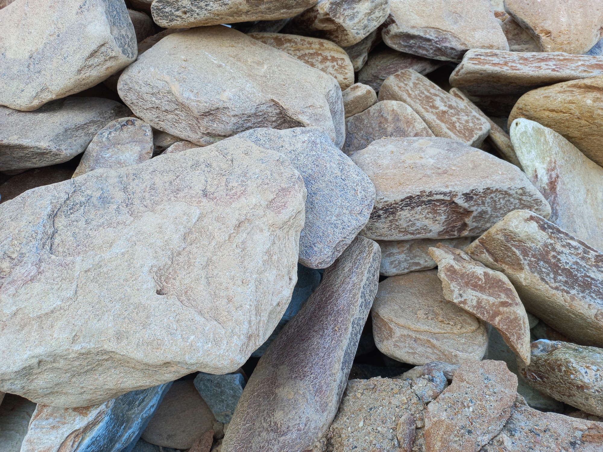 Златолит жёлтый, жёлто-зелёный глыбки и валуны для ланшафтного дизайна купить в Красноуральске