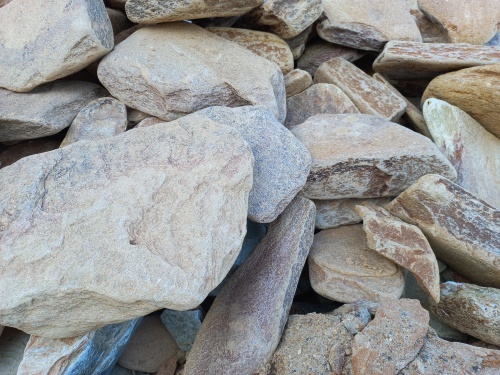 Златолит жёлтый, жёлто-зелёный глыбки и валуны для ланшафтного дизайна купить в Красноуральске