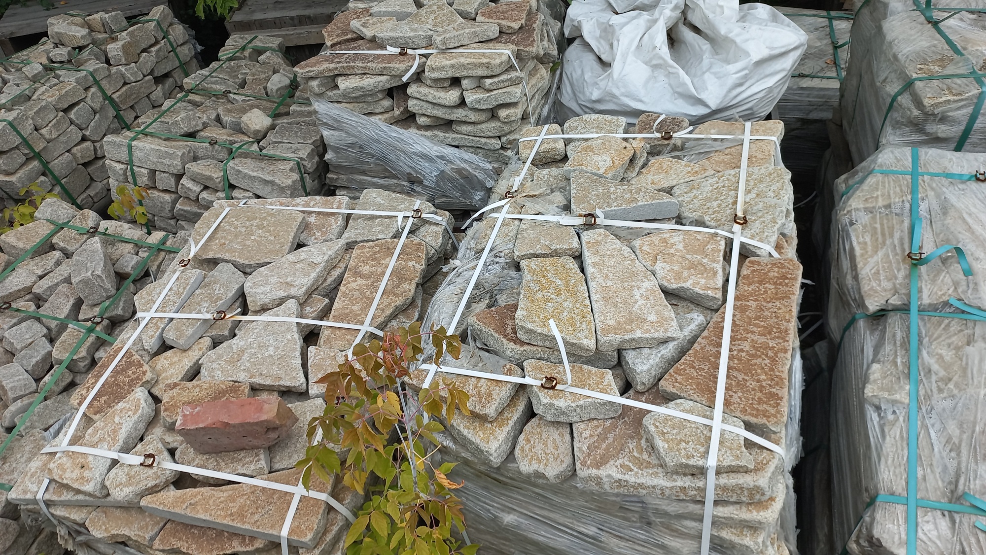 Плитняк гранитный галтованный купить в Красноуральске