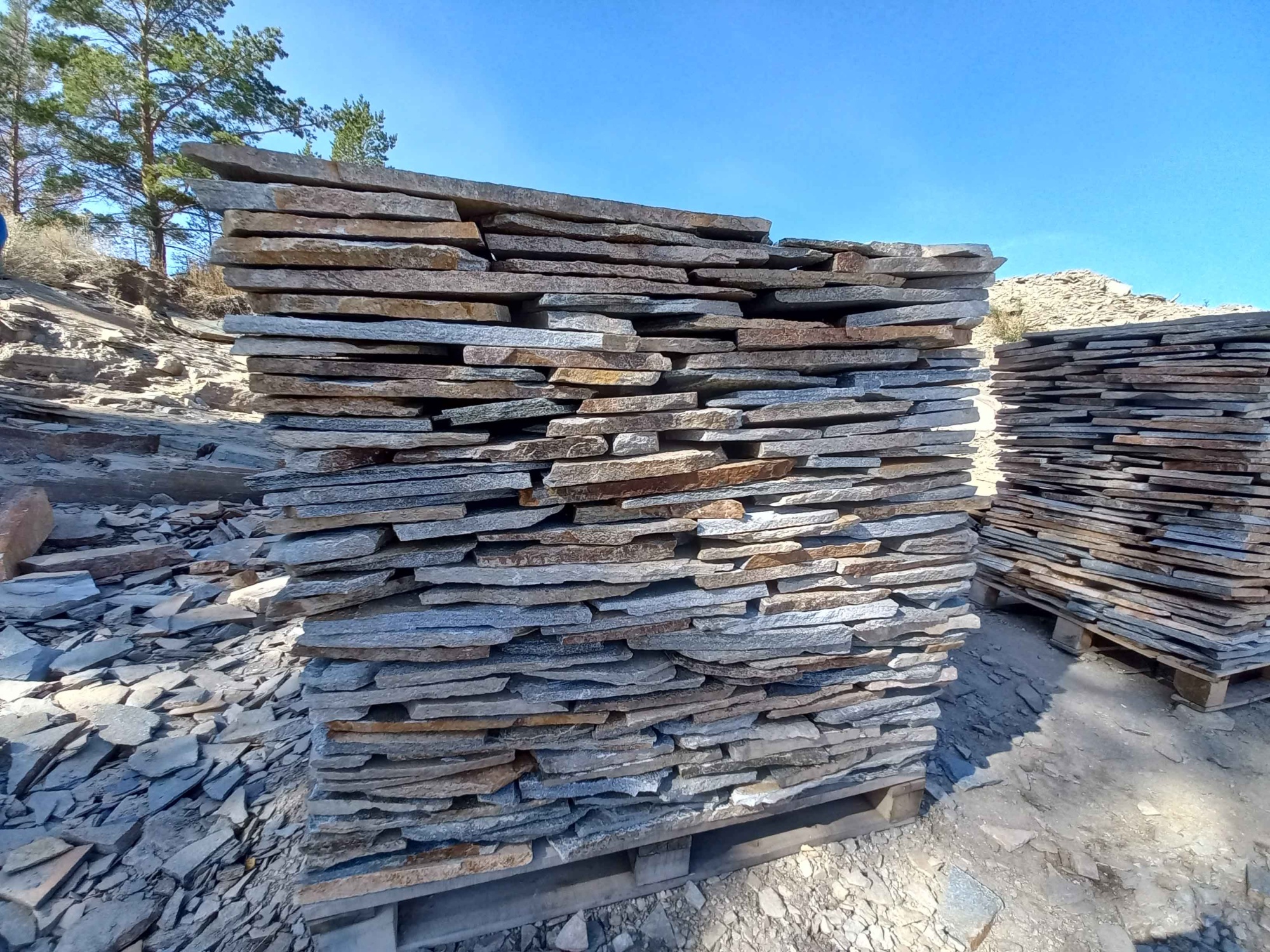 Плитняк златолит серебристый для фасада купить в Красноуральске