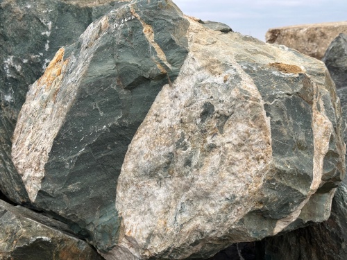 Гигантские зелёные валуны для ландшафтного дизайна весом более 5 тонн купить в Красноуральске