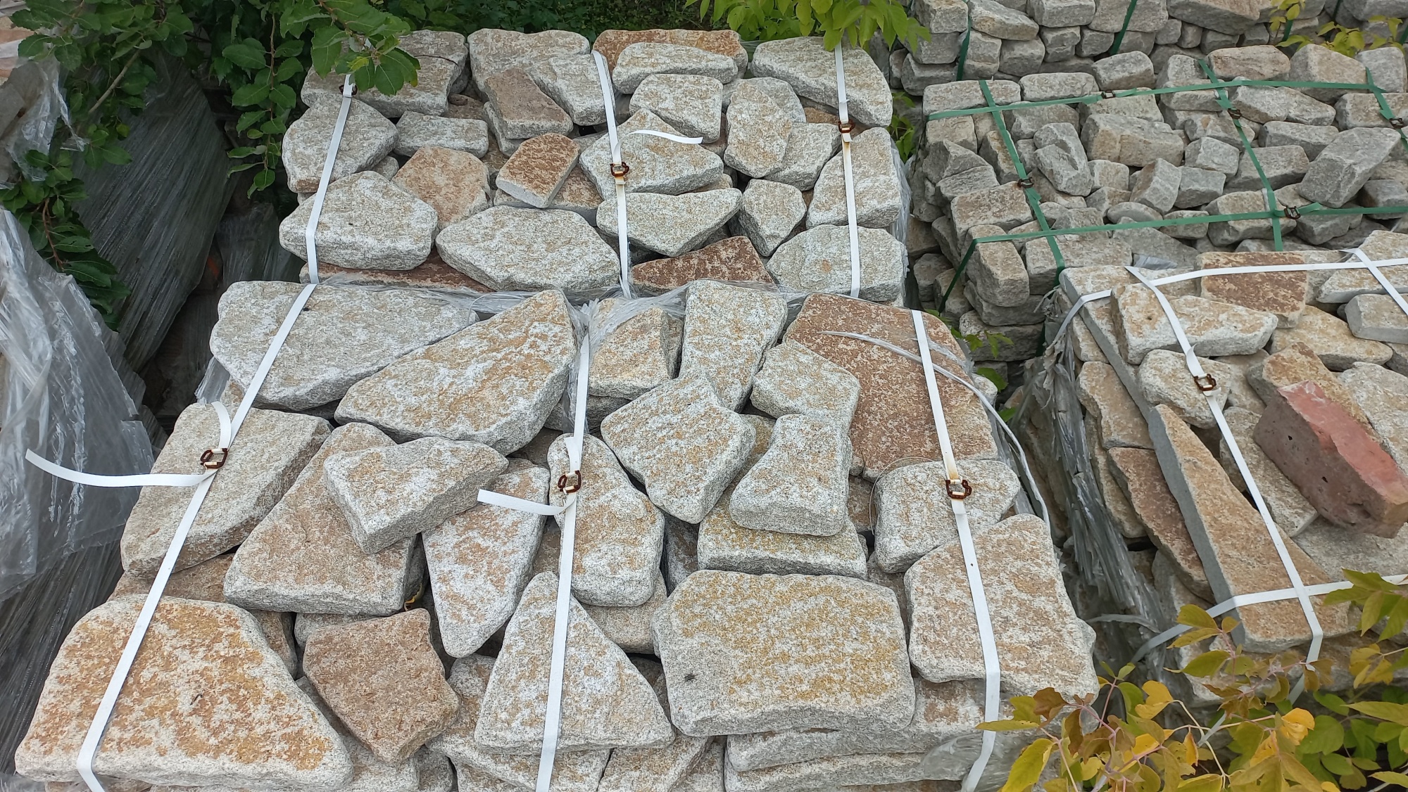 Гранитный плитняк галтованный для мощения купить в Красноуральске