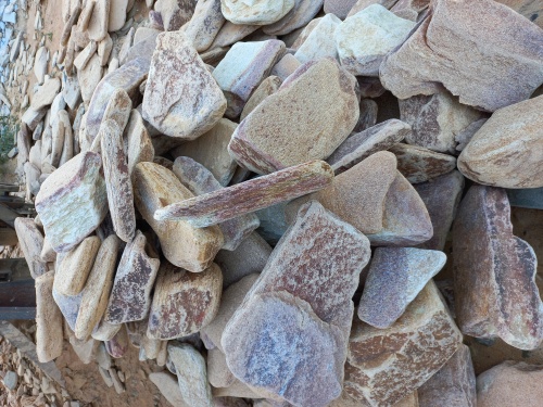 Златолит жёлтый, жёлто-зелёный глыбки и валуны для ланшафтного дизайна купить в Красноуральске