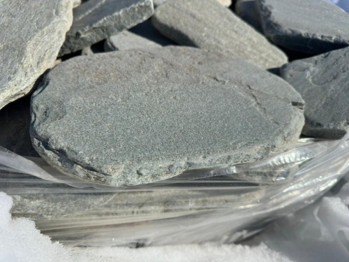 Плитняк златолит зелёный галтованный для мощения на бетон купить в Красноуральске